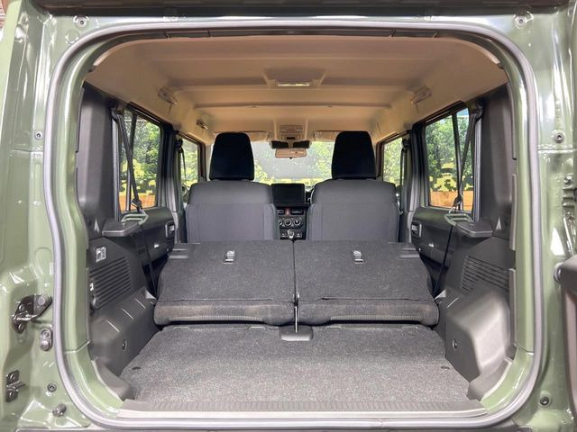 普段のお買い物や通勤、送迎等に十分な荷室スペースを確保しております。セカンドシートを倒すと、大きな荷物の積載も可能です♪