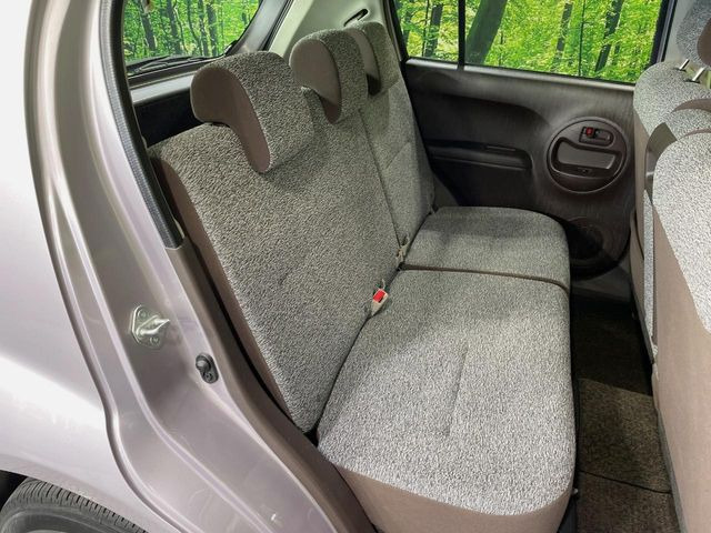 後部座席も気になるようなキズ・汚れやへたり等、大きなダメージはなく、良好な状態です。