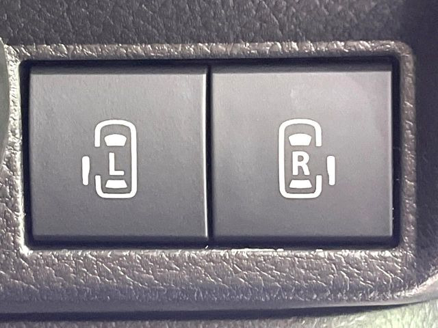 【両側パワースライドドア】スマートキーや運転席のスイッチで後席両側スライドドアの開閉が可能♪電動だから力を入れてドアを開ける必要が無く、小さなお子様でも簡単に開け閉めでき快適です♪