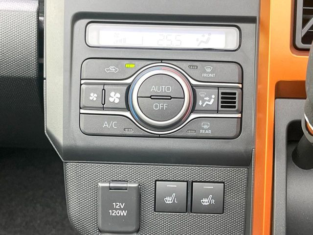 【オートエアコン】一度お好みの温度に設定すれば、車内の温度を検知し風量や温度を自動で調整。暑い&hellip;寒い&hellip;と何度もスイッチ操作をする必要はありません。快適な車内空間には必須の機能ですね♪