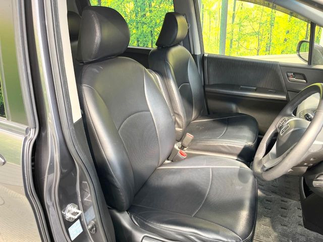 運転席シート廻りは使用感も少なく、良好な状態となっています。前オーナー様が丁寧に使っていたことがよくわかりますね。