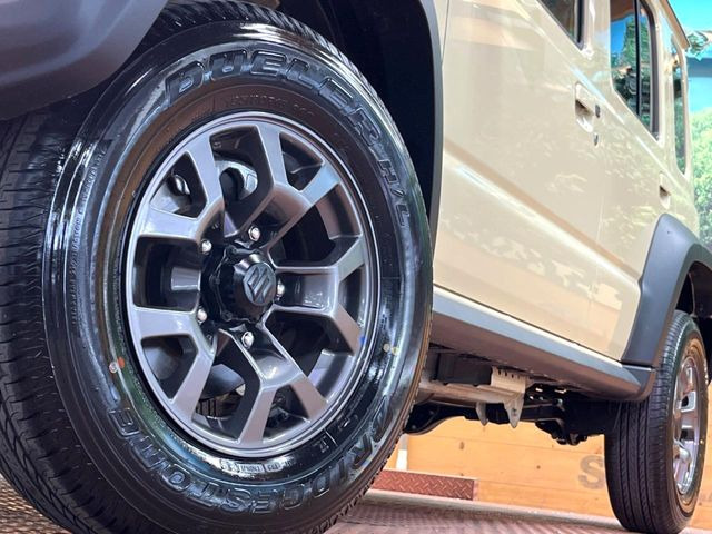 【純正15インチアルミホイール】外観にマッチした純正アルミホイールを装着しております。各種社外アルミホイールや、スタッドレスタイヤも取扱いしております。是非ご相談ください♪