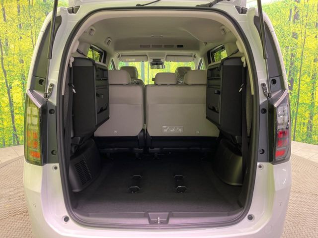 ���i�̂���������ʋ΁A���}���ɏ\���ȉ׎��X�y�[�X���m�ۂ��Ă���܂��B�Z�J���h�V�[�g��|���ƁA�傫�ȉו��̐ύڂ��\�ł���