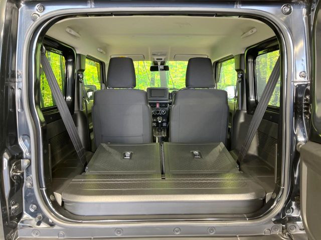 ���i�̂���������ʋ΁A���}���ɏ\���ȉ׎��X�y�[�X���m�ۂ��Ă���܂��B�Z�J���h�V�[�g��|���ƁA�傫�ȉו��̐ύڂ��\�ł���