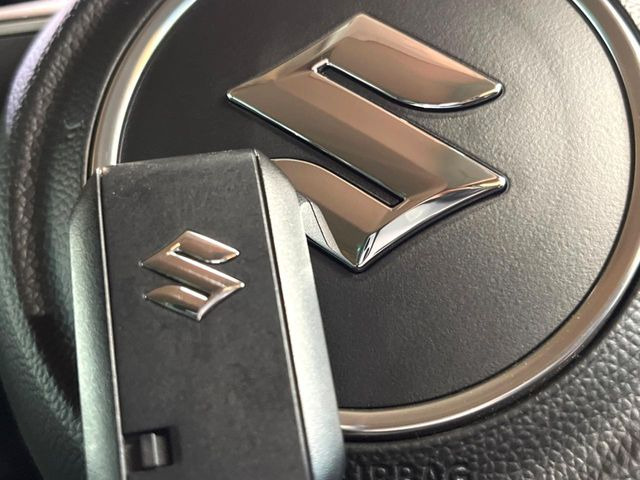 【キーレススタートシステム】カバンやポケットに入れたままでもドアの施錠・解錠が可能なスマートキーを装備。エンジンのオン・オフ時もカギを取り出す必要が無いからとっても便利です♪