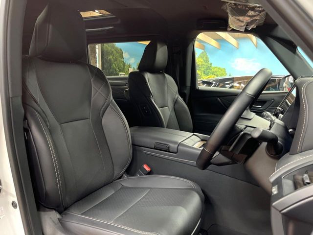 【黒革シート】上質な本革を使用し、高級感あふれる黒革シート。常に体に触れる部分だから、座り心地の良さにはこだわりたいですね♪汚れの付着や劣化を抑制する内装コーティング施工もおススメですよ♪