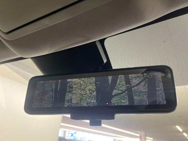 【インテリジェントルームミラー】後席の大きな荷物や同乗者で後方が確認しづらい時でも安心!カメラが撮影した車両後方の映像をルームミラー内に表示。クリアな視界で状況の確認が可能です!