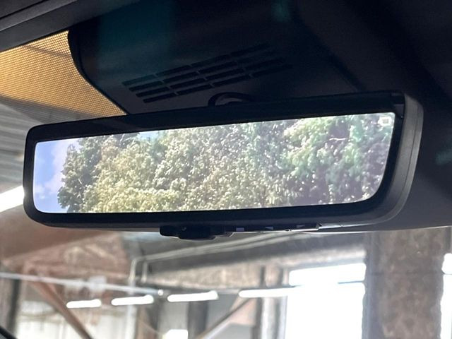 【デジタルインナーミラー】後席の大きな荷物や同乗者で後方が確認しづらい時でも安心!カメラが撮影した車両後方の映像をルームミラー内に表示。クリアな視界で状況の確認が可能です!