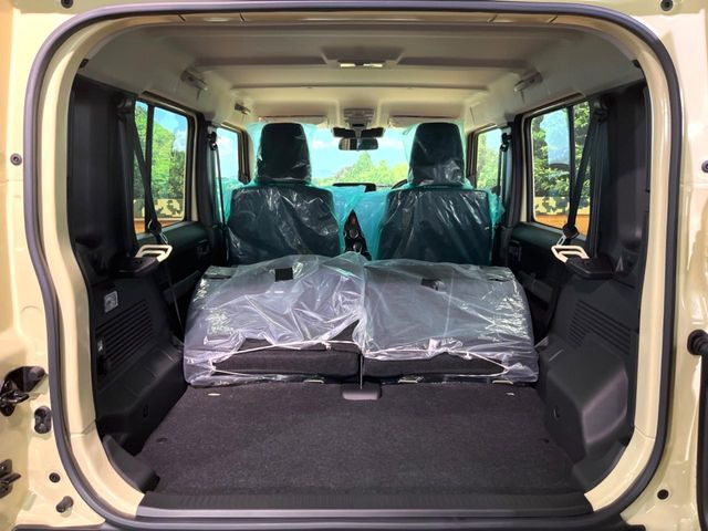 ラゲッジルームは、大容量のスペースを確保。普段のお買い物からレジャーまで、幅広く活躍してくれます!また、リアシートを倒すことでバリエーション豊かにお使いいただけます。