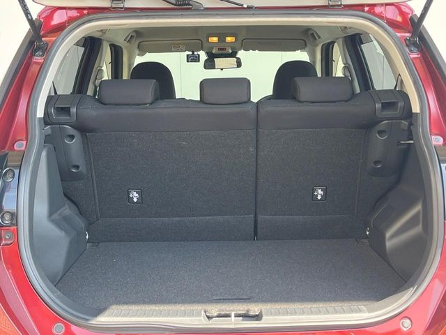 ���i�̂���������ʋ΁A���}���ɏ\���ȉ׎��X�y�[�X���m�ۂ��Ă���܂��B�Z�J���h�V�[�g��|���ƁA�傫�ȉו��̐ύڂ��\�ł���