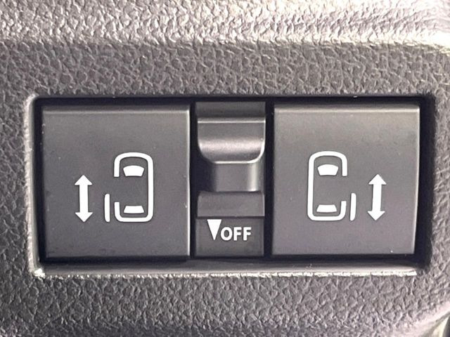 【両側パワースライドドア】スマートキーや運転席のスイッチで後席両側スライドドアの開閉が可能♪電動だから力を入れてドアを開ける必要が無く、小さなお子様でも簡単に開け閉めでき快適です♪