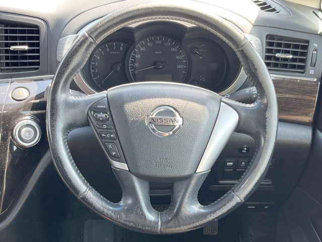 �C���e���A�ɍ��킹���f�U�C���̃X�e�A�����O�́A�^�]�������̂��Ƃ��l���A�^�]���₷���`��A�傫���ł��B�����x�A���ۂɐG���Ă��m���߂��������B