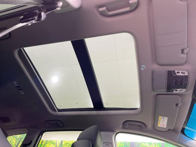 【サンルーフ】開放感たっぷりの希少装備、サンルーフが装着されています!車内に明かりを取り入れたり景色を楽しむ以外にも、車内の空気も簡単に換気できて快適です!