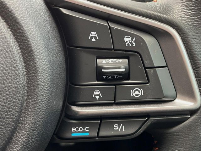 【アイサイトVer3】前方の車両等を検知し、衝突しそうな時は警報で注意を促し、ブレーキを踏む力をサポート。ブレーキを踏めなかった場合は衝突被害軽減ブレーキが作動、衝突回避をサポートします。