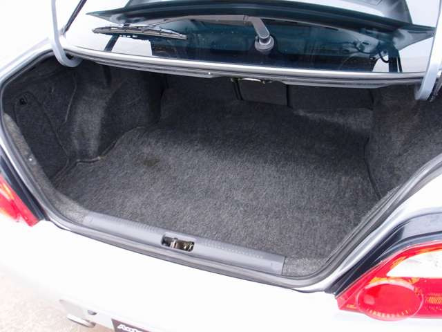 弊社はドアのヒンジ部分/各種内張り/フロアマットなど、細かな所も綺麗にクリーニング致します。新車おろしたてのような輝きある車両をお客様にご納車させて頂きます。ご遠方のお客様もご安心してご検討下さいませ