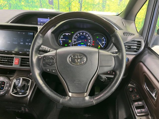 �C���e���A�ɍ��킹���f�U�C���̃X�e�A�����O�́A�^�]�������̂��Ƃ��l���A�^�]���₷���`��A�傫���ł��B�����x�A���ۂɐG���Ă��m���߂��������B