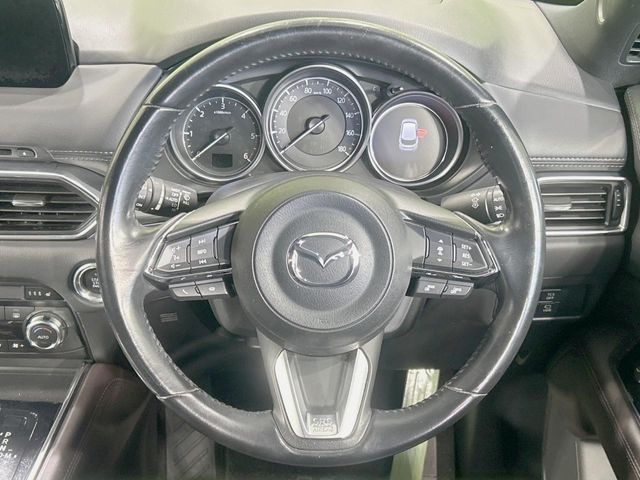 �C���e���A�ɍ��킹���f�U�C���̃X�e�A�����O�́A�^�]�������̂��Ƃ��l���A�^�]���₷���`��A�傫���ł��B�����x�A���ۂɐG���Ă��m���߂��������B