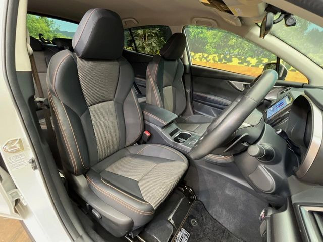 【ハーフレザーシート】高級感と座り心地を両立した人気のシート♪背面・座面のファブリック素材は、通気性の良さや滑りにくさに優れています。気温や服装に左右されず快適にお乗りいただけます。