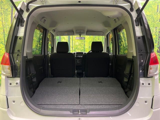 ���i�̂���������ʋ΁A���}���ɏ\���ȉ׎��X�y�[�X���m�ۂ��Ă���܂��B�Z�J���h�V�[�g��|���ƁA�傫�ȉו��̐ύڂ��\�ł���