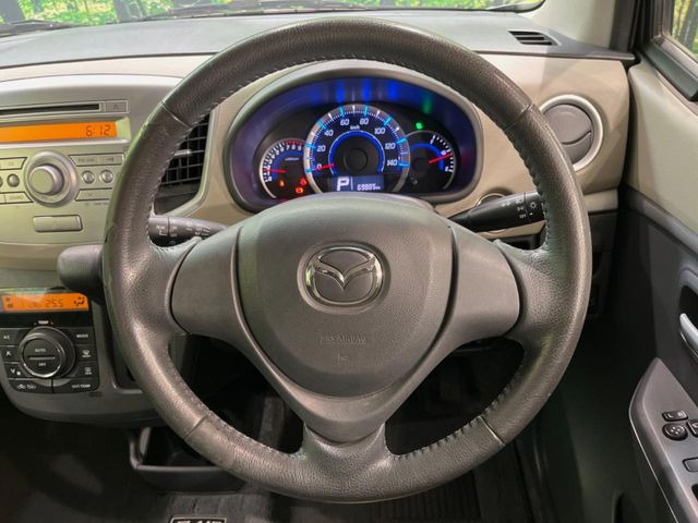 �C���e���A�ɍ��킹���f�U�C���̃X�e�A�����O�́A�^�]�������̂��Ƃ��l���A�^�]���₷���`��A�傫���ł��B�����x�A���ۂɐG���Ă��m���߂��������B