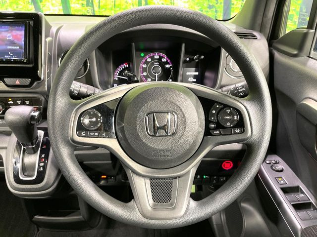 �C���e���A�ɍ��킹���f�U�C���̃X�e�A�����O�́A�^�]�������̂��Ƃ��l���A�^�]���₷���`��A�傫���ł��B�����x�A���ۂɐG���Ă��m���߂��������B