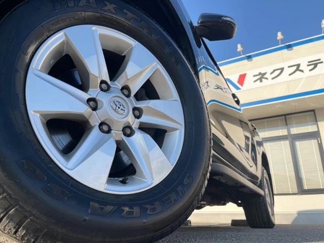 �y����17�C���`�A���~�z�C�[���z�O�ςɃ}�b�`���������A���~�z�C�[���𑕒����Ă���܂��B�e��ЊO�A���~�z�C�[����A�X�^�b�h���X�^�C�����戵�����Ă���܂��B���񂲑��k����������