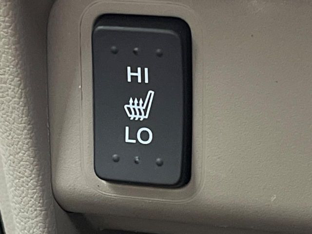 【シートヒーター】寒い日に重宝するシートヒーター!エアコンより早く温まってくれるので寒がりの人も安心ですね♪エアコンの温風は乾燥するから苦手、という方にもをおすすめです。