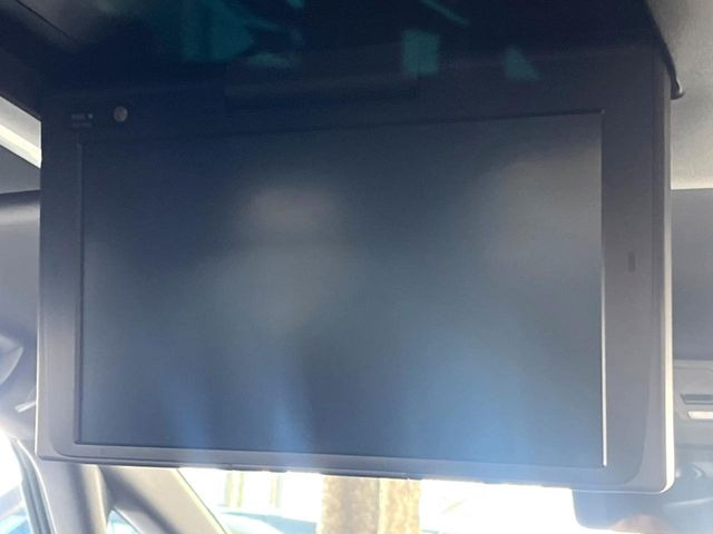 【フリップダウンモニター】大画面モニターで後席でもエンタメをお楽しみいただけます。小さなお子様にも大人気の装備です♪