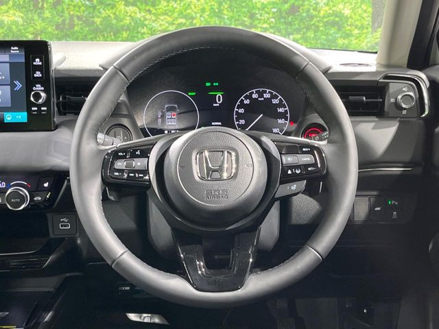 �C���e���A�ɍ��킹���f�U�C���̃X�e�A�����O�́A�^�]�������̂��Ƃ��l���A�^�]���₷���`��A�傫���ł��B�����x�A���ۂɐG���Ă��m���߂��������B