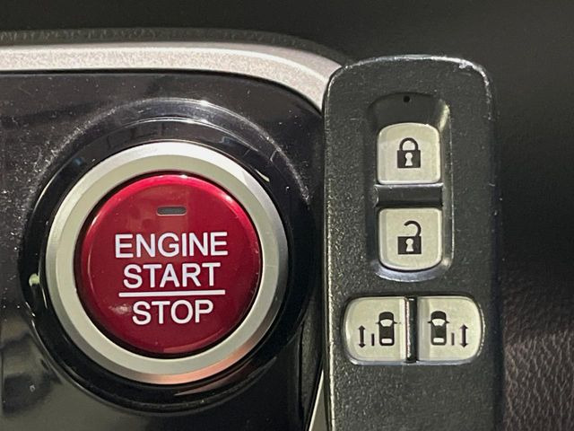 �yHonda�X�}�[�g�L�[�z�J�o����|�P�b�g�ɓ��ꂽ�܂܂ł��h�A�̎{���E�������\�ȃX�}�[�g�L�[�𑕔��B�G���W���̃I���E�I�t�����J�M�����o���K�v����������Ƃ��Ă��֗��ł���