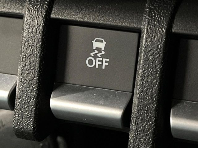 【横滑り防止装置】車両の横滑りを感知すると、自動的に車両の進行方向を保つように車両を制御します。雨の日など滑りやすい路面状況でも安全な運転が可能です。