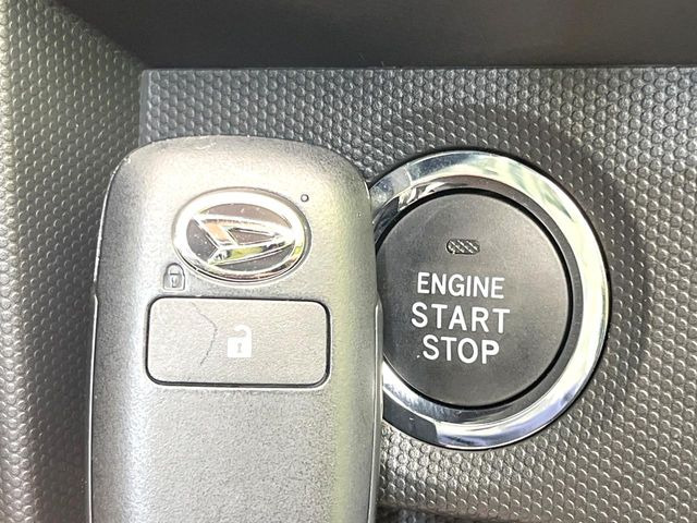 【キーフリーシステム】カバンやポケットに入れたままでもドアの施錠・解錠が可能なスマートキーを装備。エンジンのオン・オフ時もカギを取り出す必要が無いからとっても便利です♪