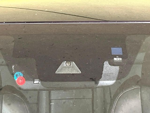 【プリクラッシュセーフティ】前方の車両等を検知し、衝突しそうな時は警報で注意を促し、ブレーキを踏む力をサポート。ブレーキを踏めなかった場合は衝突被害軽減ブレーキが作動、衝突回避をサポートします。