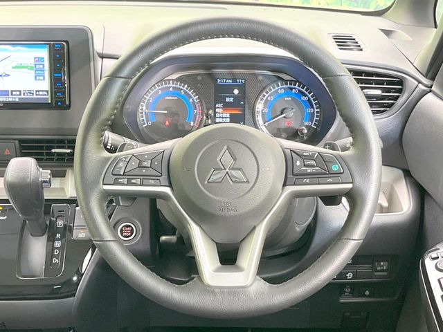 �C���e���A�ɍ��킹���f�U�C���̃X�e�A�����O�́A�^�]�������̂��Ƃ��l���A�^�]���₷���`��A�傫���ł��B�����x�A���ۂɐG���Ă��m���߂��������B
