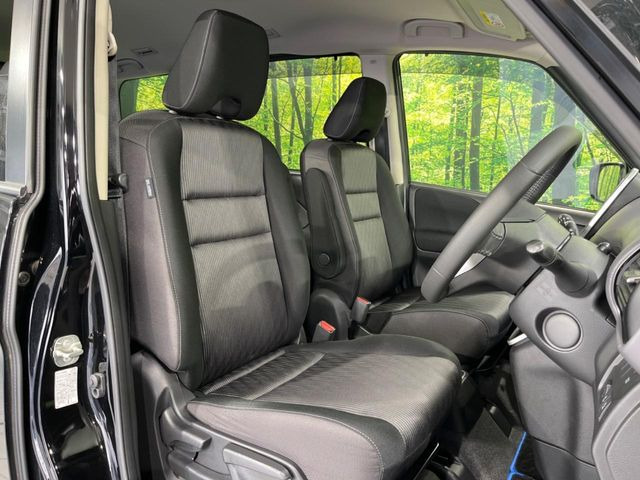 運転席まわりには十分なスペースがあり、大柄な方でもゆったり運転していただける環境です。