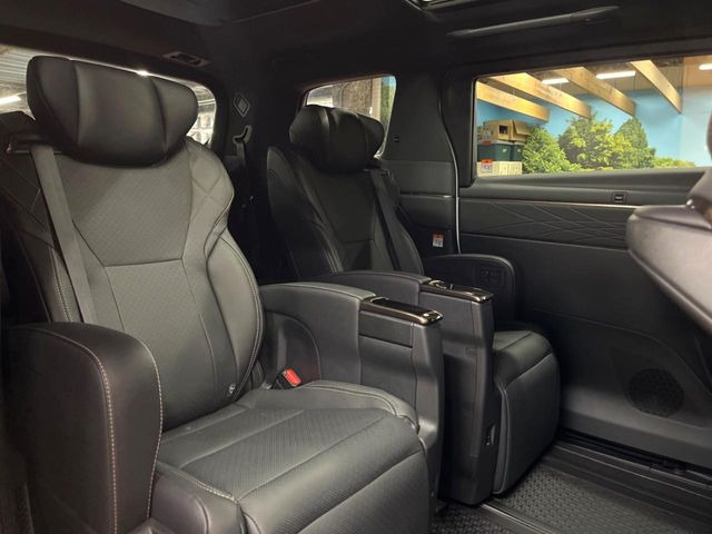 二列目中央はウォークスルーとなっております。二列目と三列目の移動や乗り降りがとっても楽になるので、乗り降りの際もストレスを感じることはありません♪