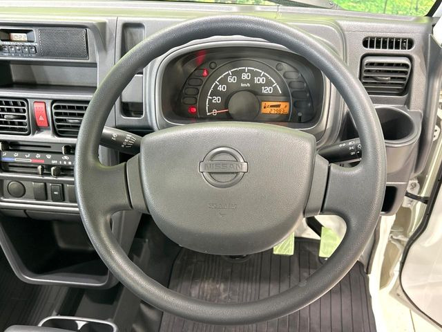 �C���e���A�ɍ��킹���f�U�C���̃X�e�A�����O�́A�^�]�������̂��Ƃ��l���A�^�]���₷���`��A�傫���ł��B�����x�A���ۂɐG���Ă��m���߂��������B