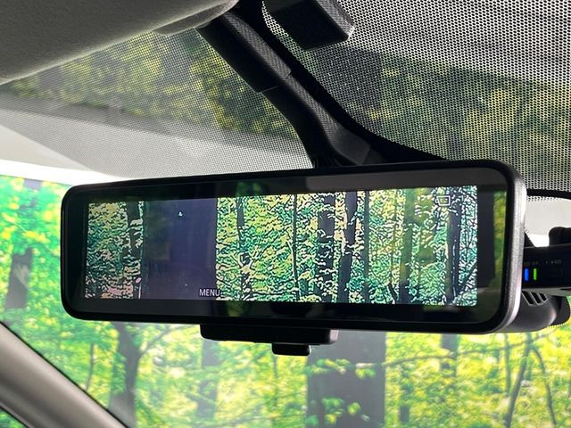【インテリジェントルームミラー】後席の大きな荷物や同乗者で後方が確認しづらい時でも安心!カメラが撮影した車両後方の映像をルームミラー内に表示。クリアな視界で状況の確認が可能です!