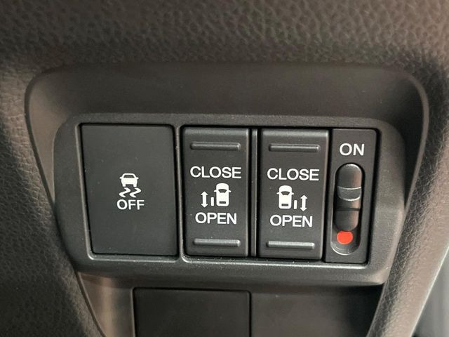 【両側パワースライドドア】スマートキーや運転席のスイッチで後席両側スライドドアの開閉が可能♪電動だから力を入れてドアを開ける必要がありません。