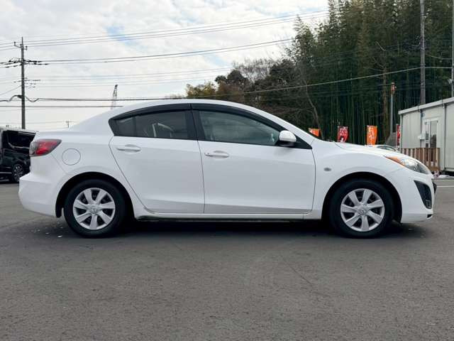 当店在庫は外装、内装クリーニング後に展示し、併せて事故修復歴の有無、メーター改ざん歴の有無も第三者機関による検査を全台実施しております。車検、整備、鈑金塗装も自社で対応できますのでご安心ください。