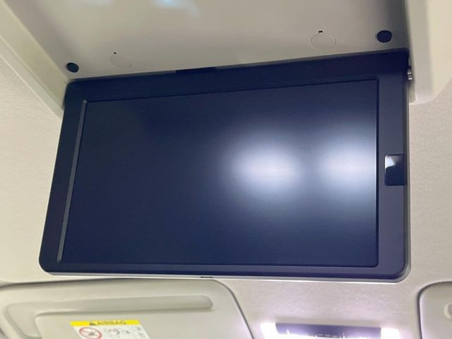 【フリップダウンモニター】大画面モニターで後席でもエンタメをお楽しみいただけます。小さなお子様にも大人気の装備です♪