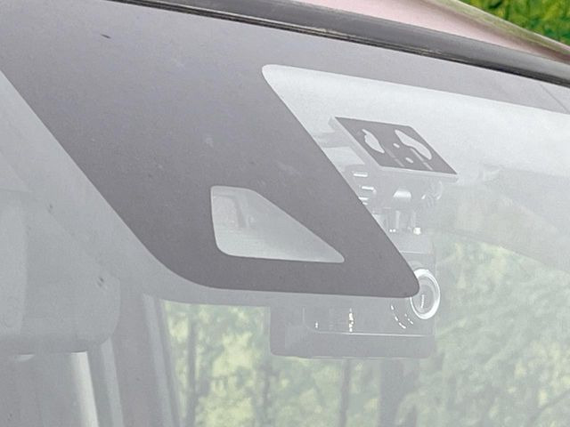 【スマートアシスト】走行中に前方の車両等を認識し、衝突しそうな時は警報とブレーキで衝突回避と被害軽減をアシスト。より安全にドライブをお楽しみいただけます。