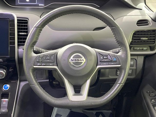 【ステアリングヒーター】冬場に冷たくなりやすい革巻きステアリングを、スイッチ一つで素早く適温に!エアコンよりも早く温まってくれるので、寒い日の運転も快適になりますね♪