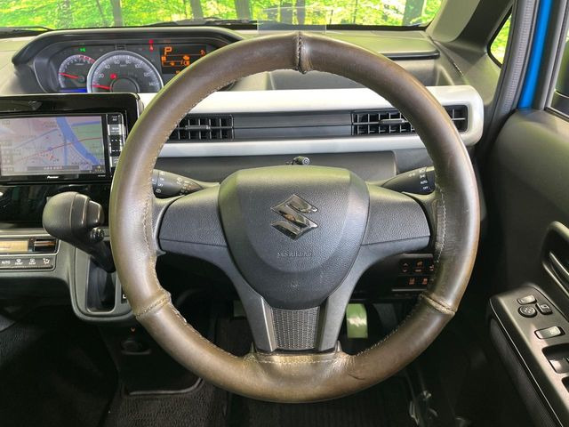 �C���e���A�ɍ��킹���f�U�C���̃X�e�A�����O�́A�^�]�������̂��Ƃ��l���A�^�]���₷���`��A�傫���ł��B�����x�A���ۂɐG���Ă��m���߂��������B