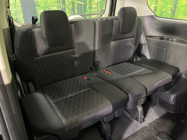 3列目シートはもちろん状態良好☆大人でもゆったりと座って頂けますので、大人数でのお出かけもラクラクです♪ご家族で、気の知れた仲間で、ドライブに行くのが楽しみですね♪