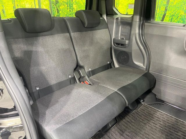 後部座席も気になるようなキズ・汚れやへたり等、大きなダメージはなく、良好な状態です。