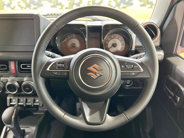 【純正革巻きステアリング】上質な革を使用することで、手にしっかり馴染みとても運転しやすいハンドルです♪