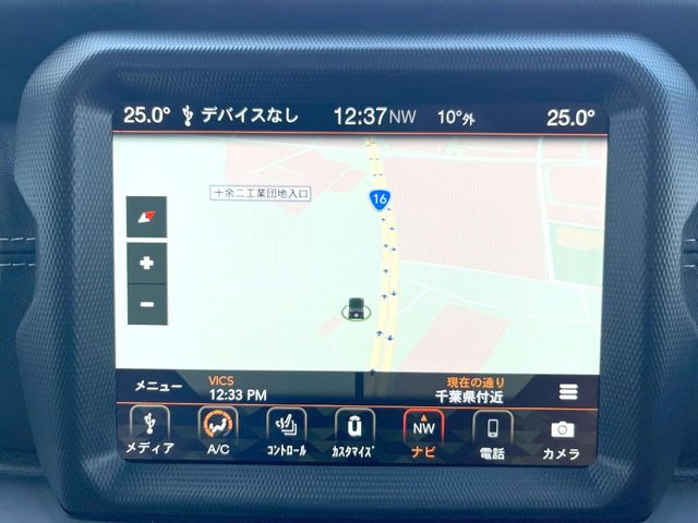 ��JEEP�����i�r:��̊��̂���i�r�́A����������ԓ������o���Ă���܂��BBluetooth�Đ��ȂǃI�[�f�B�I�@�\���[�����Ă���܂��̂ŁA�^�]�����y���߂܂���