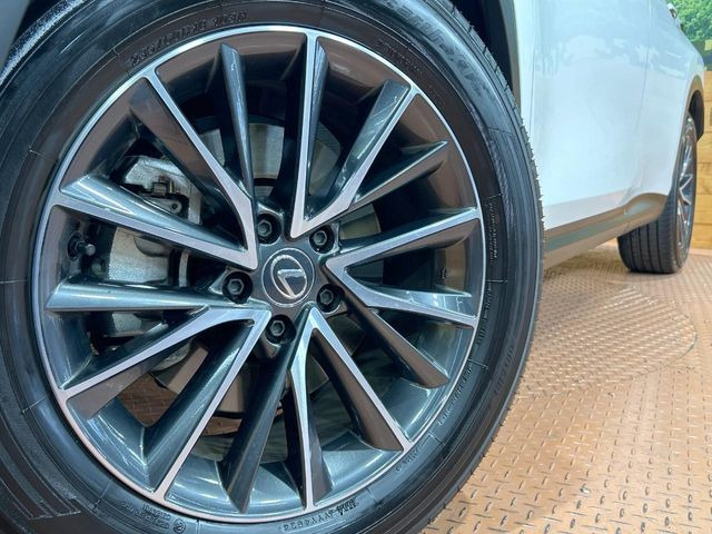 【純正18インチアルミホイール】外観にマッチした純正アルミホイールを装着しております。各種社外アルミホイールや、スタッドレスタイヤも取扱いしております。是非ご相談ください♪