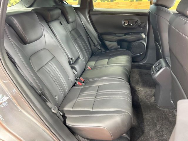 広々とした2列目シートは居住性が高く、居心地も快適!友達や家族とのお出かけにぴったりです。ベビーシートやチャイルドシート使用時も快適にお過ごしいただける十分な空間を確保しています。